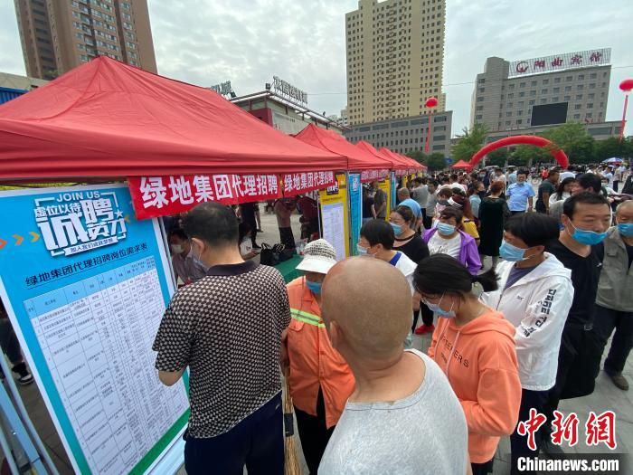 一些知名企業(yè)展臺(tái)前，投遞簡(jiǎn)歷、咨詢就業(yè)的人絡(luò)繹不絕?！∏愊?攝