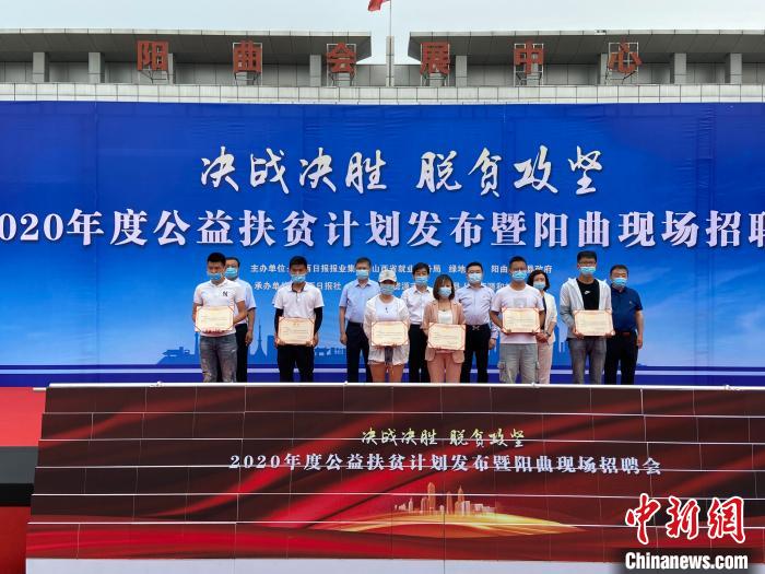 在現(xiàn)場(chǎng)，綠地集團(tuán)與困難就業(yè)群體就業(yè)代表簽署勞務(wù)合同，并為首批6名就業(yè)代表頒發(fā)上崗證書?！∏愊?攝