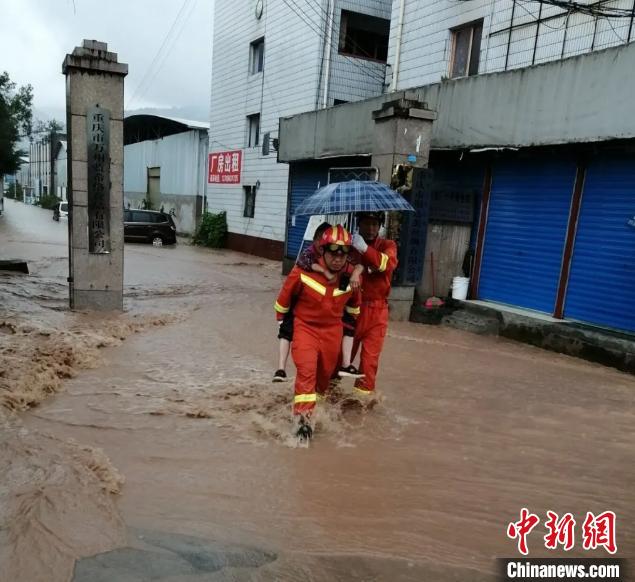 圖為消防救援人員營(yíng)救被困民眾?！≈貞c萬(wàn)州區(qū)委宣傳部供圖 攝