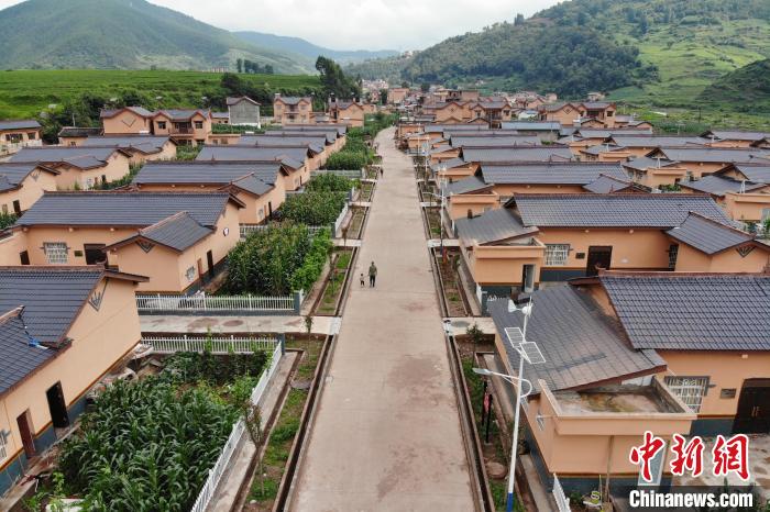 平坦的水泥路從村民居住區(qū)穿過(guò)?！埨?攝