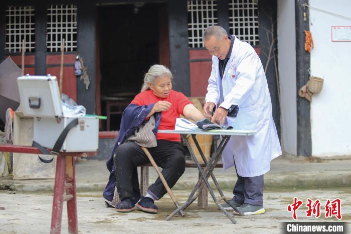 資料圖，貴州村醫(yī)給村民看病。　瞿宏倫 攝