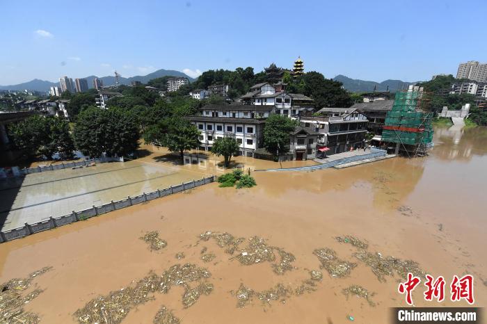 圖為7月27日，嘉陵江重慶段水位持續(xù)上漲，千年古鎮(zhèn)磁器口低洼段已被洪水淹沒?！￡惓?攝
