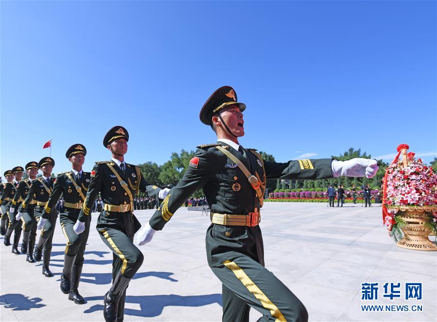 （社會）（2）紀(jì)念中國人民抗日戰(zhàn)爭暨世界反法西斯戰(zhàn)爭勝利75周年向抗戰(zhàn)烈士敬獻(xiàn)花籃儀式在京舉行