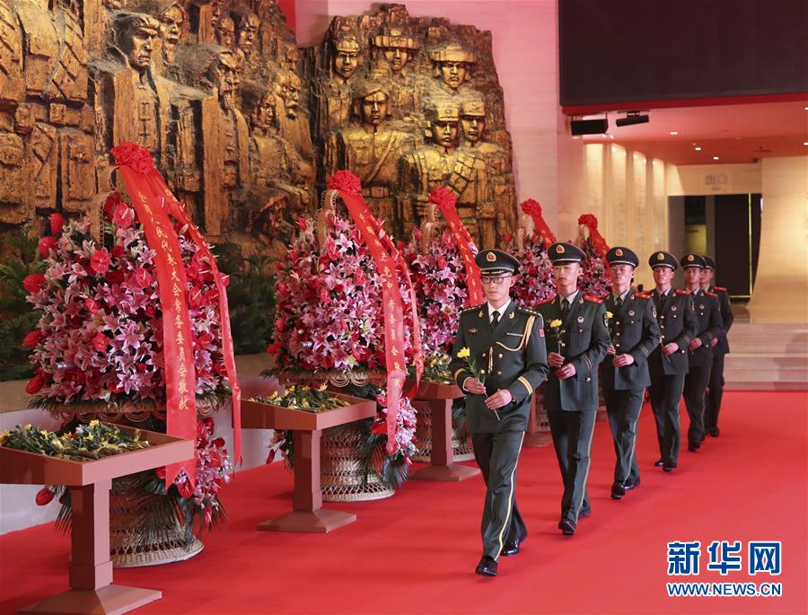（社會）（5）紀(jì)念中國人民抗日戰(zhàn)爭暨世界反法西斯戰(zhàn)爭勝利75周年向抗戰(zhàn)烈士敬獻(xiàn)花籃儀式在京舉行