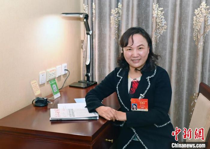 全國人大代表，浙江省臺(tái)州市椒江區(qū)大陳實(shí)驗(yàn)學(xué)校校長、黨支部書記翁麗芬 蔡榮章 攝