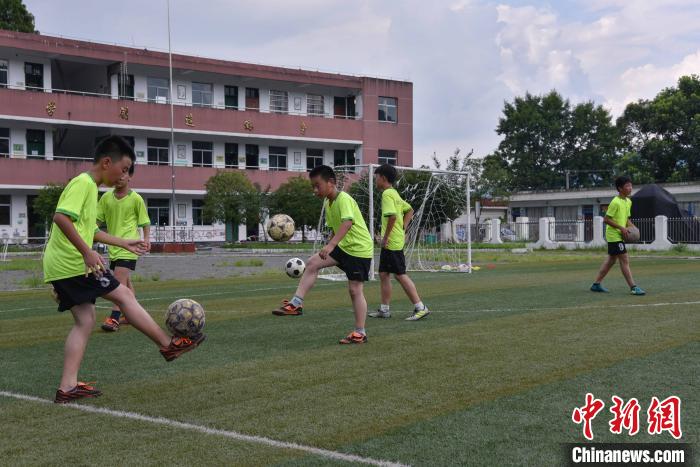 人大代表呼吁篩查防控青少年頸椎、脊柱等健康問題