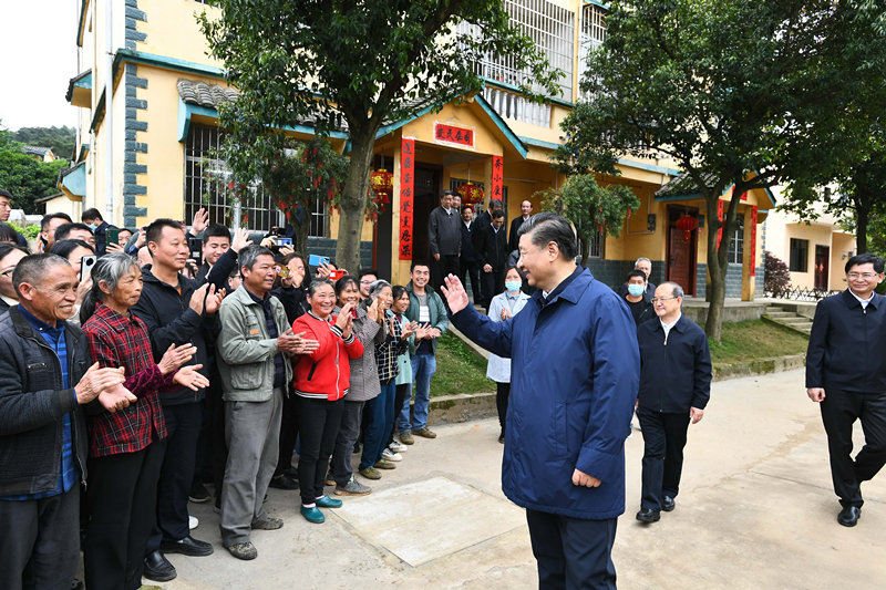 2021年4月25日，習(xí)近平總書(shū)記在桂林市全州縣才灣鎮(zhèn)毛竹山村考察時(shí)，同鄉(xiāng)親們親切交流。