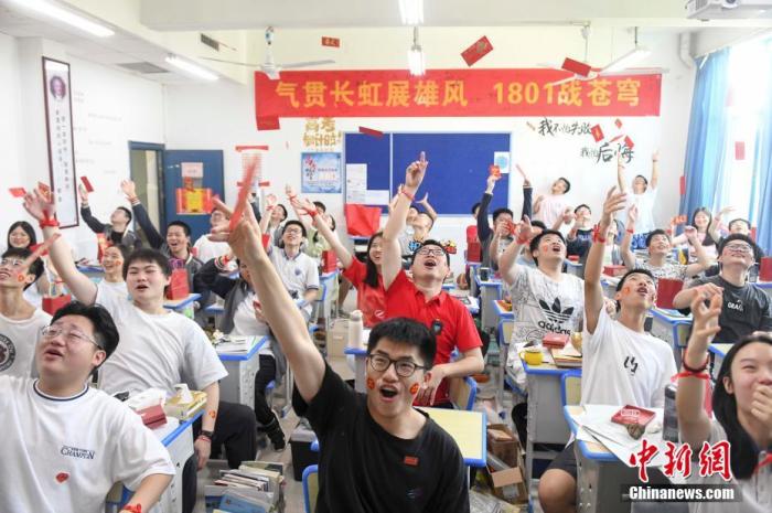 資料圖：6月6日，湖南長沙同升湖實(shí)驗(yàn)學(xué)校教師與考生拋起紅包迎接高考。 楊華峰 攝