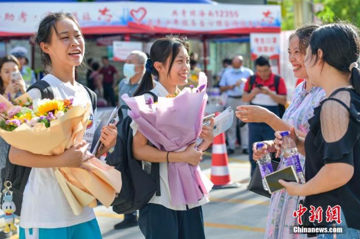 資料圖：6月10日，海南省?？谑泻Ｄ现袑W(xué)考點(diǎn)外，家長為剛剛走出考場(chǎng)的考生送上鮮花。當(dāng)日，海南省2021年高考結(jié)束 。 <a target='_blank'  data-cke-saved- ><p  align=