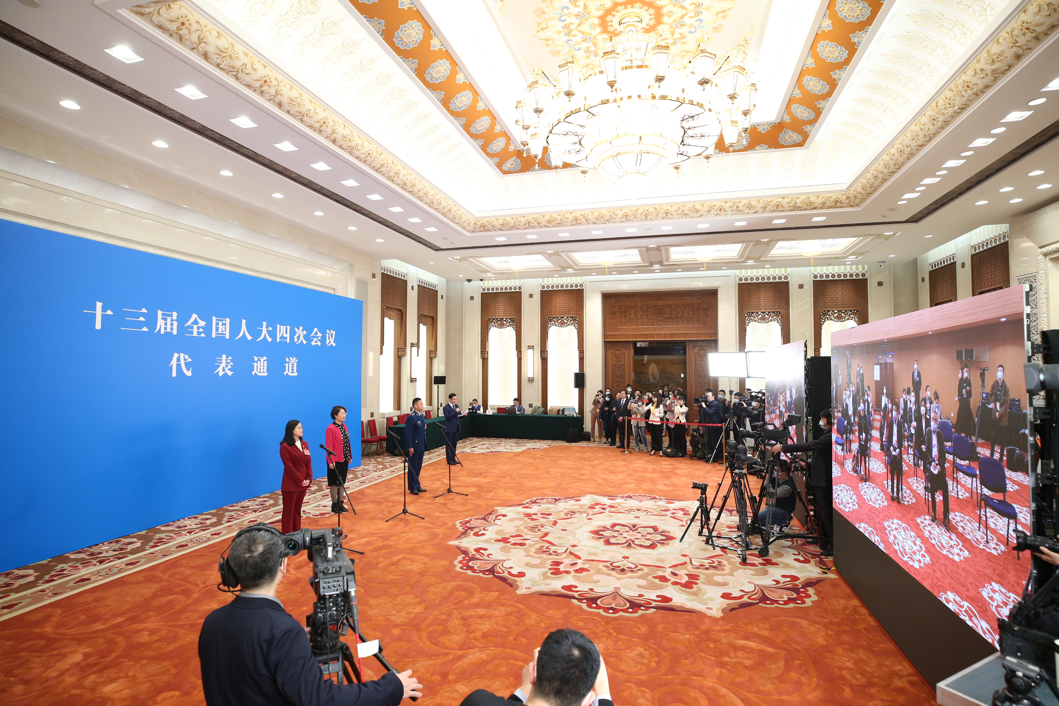 2021年3月5日，第十三屆全國人民代表大會(huì)第四次會(huì)議舉行首場“代表通道”采訪活動(dòng)。這是全國人大代表通過網(wǎng)絡(luò)視頻方式接受采訪。