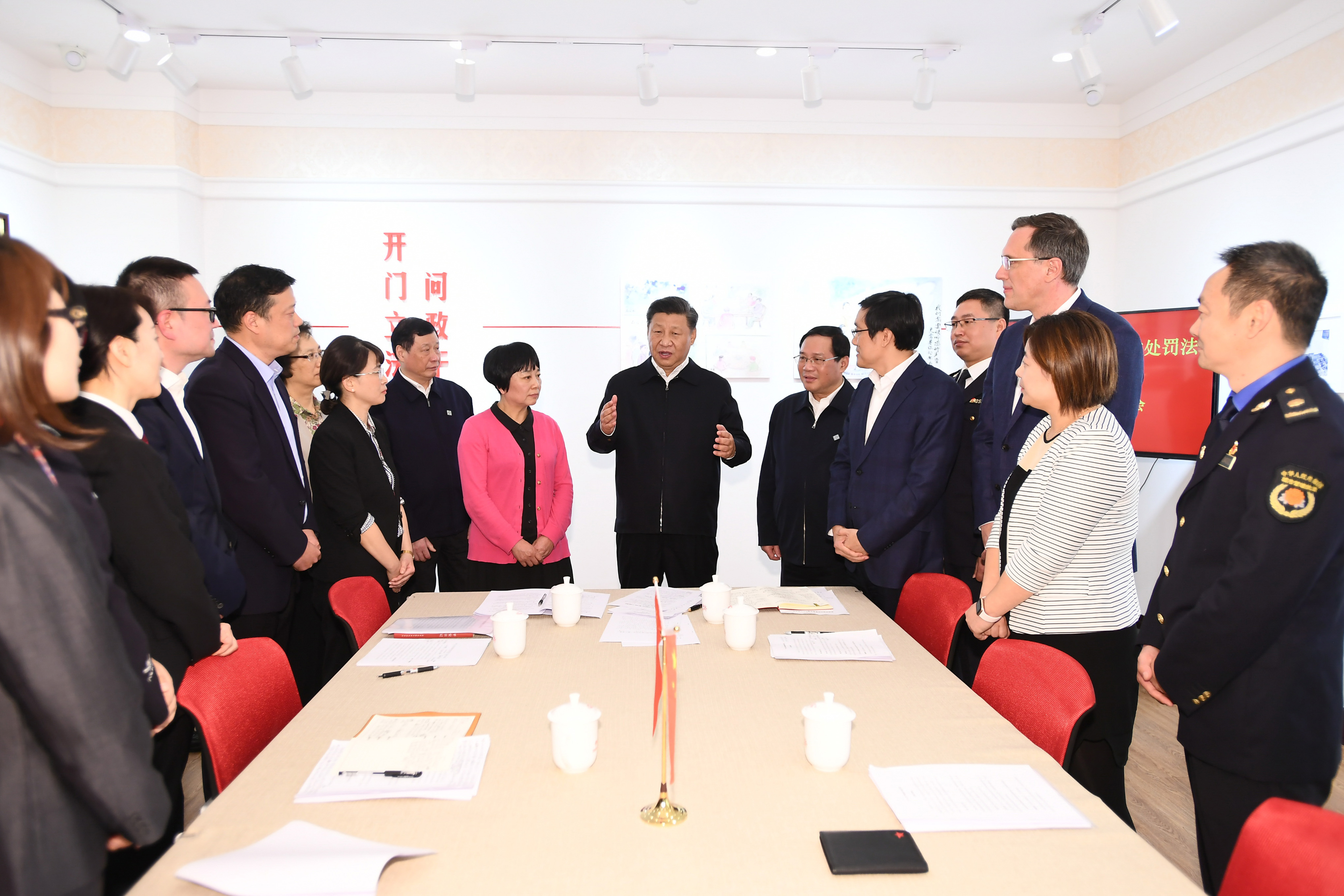 2019年11月2日，習(xí)近平總書記在上海長寧區(qū)虹橋街道古北市民中心，同正在參加立法意見征詢的社區(qū)居民代表親切交流。