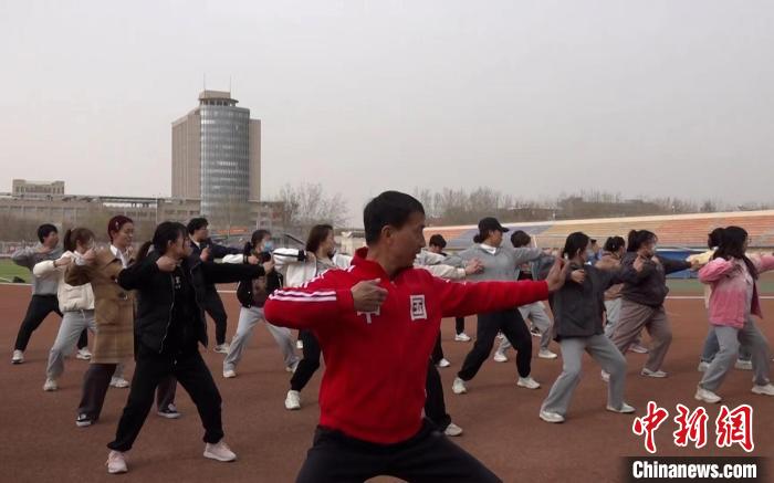 八段錦成校園“頂流”中國(guó)年輕人愛上養(yǎng)生